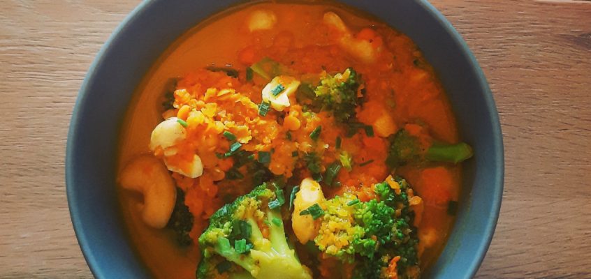 Brokkoli-Curry mit roten Linsen und Cashewnüssen (vegan)