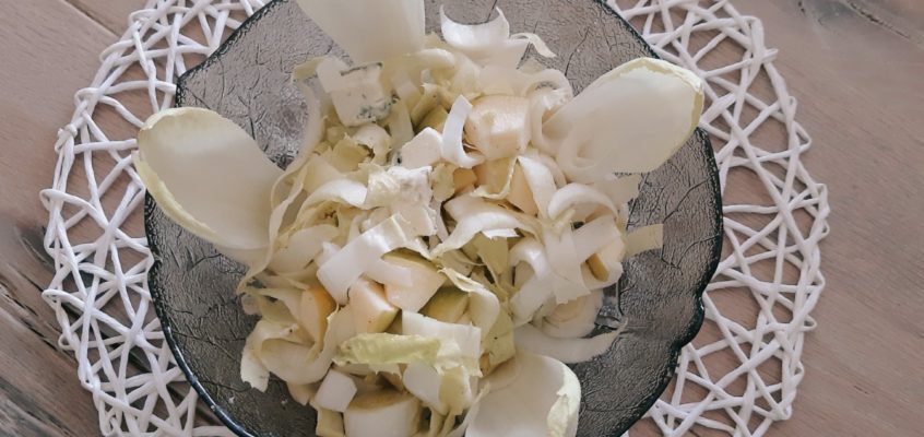 Chicorée-Apfel-Blauschimmelkäse Salat