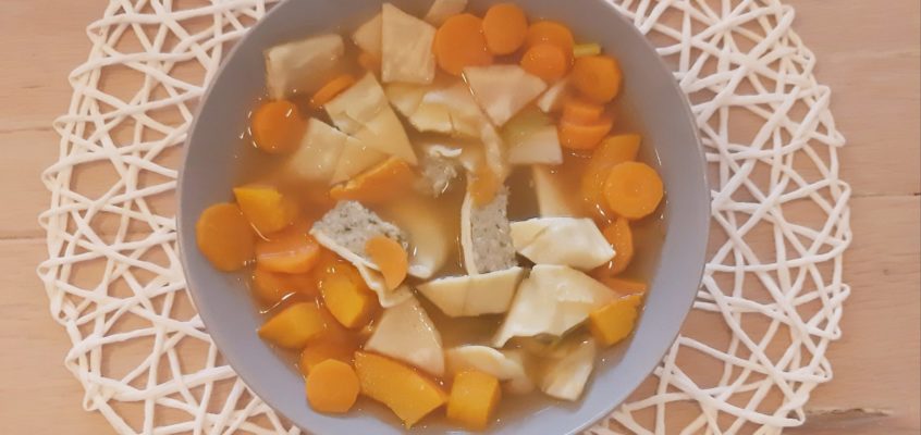 Gemüsesuppe mit Kürbis und Maultaschen (kalorienarm und einfach)